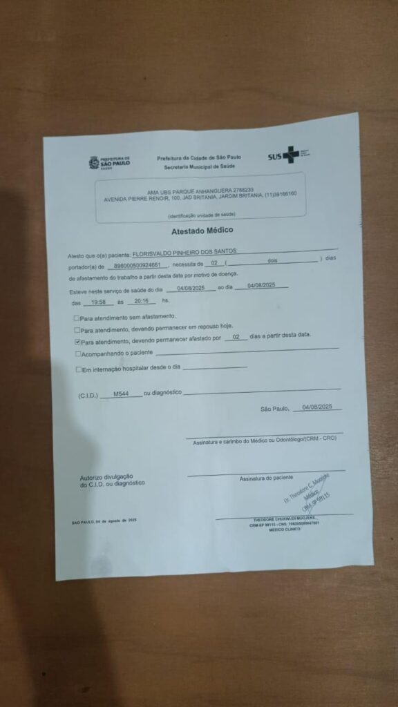 Close-up de uma pessoa ao conferir atestado médico para verificar carimbo e assinatura.
