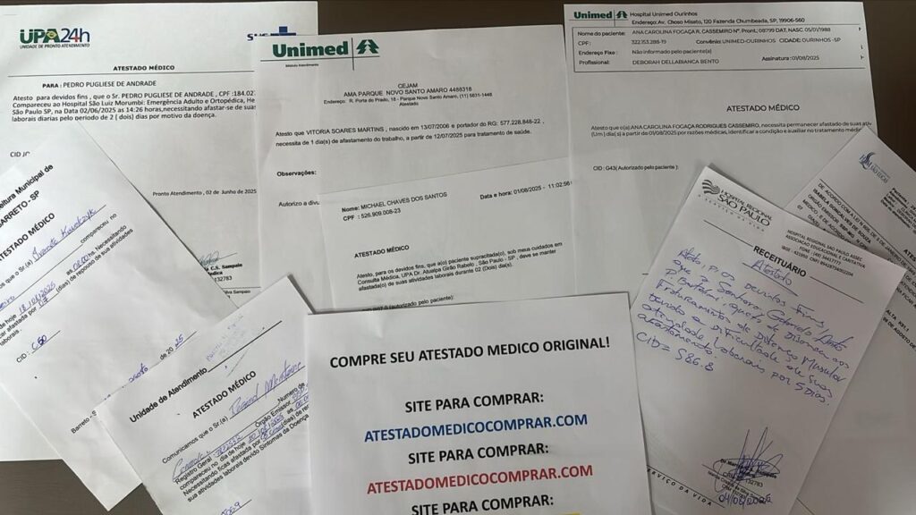 Gestor de RH utilizando computador para confirmar a validade do atestado médico digital.